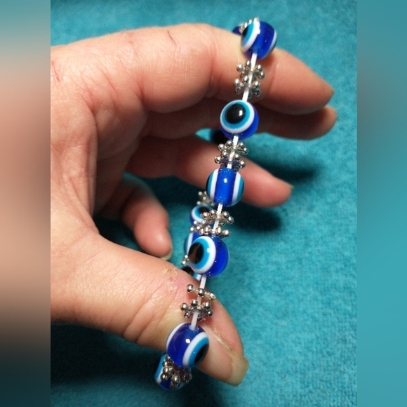 Silvertone turtle eye blue white black beaded stretch bracelet - Picture 2 of 3